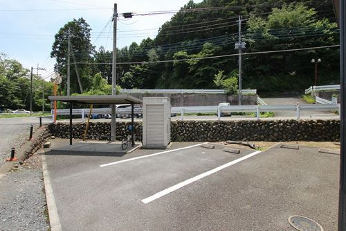 SHM リバーサイド堂平の駐車場|敷地内駐車場（月額5,000円）と駐輪場※募集部屋により駐車区画は異なります。