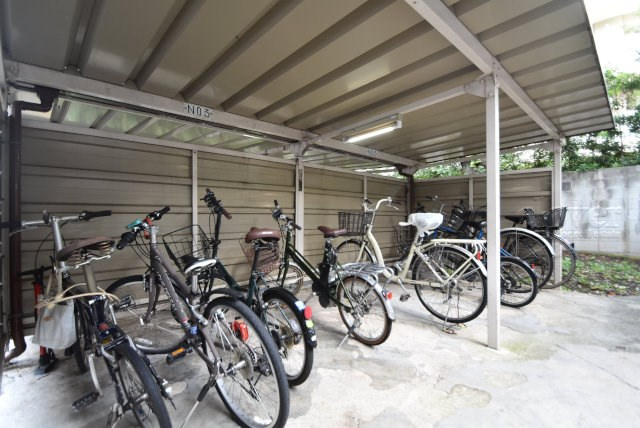 【駐輪場】 | 日商岩井芦花公園マンション | 駐輪場スペース。空きの有無などは、個別にお問合せください。～即日のご見学可能～　お問合せはお気軽に。