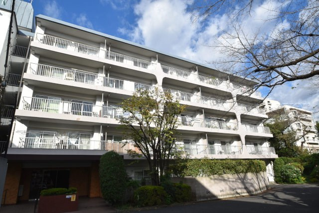 【外観】 | 日商岩井芦花公園マンション | 手が行き届いた共用部が自慢の、清潔感のあるマンションです。～即日のご見学可能～　お問合せはお気軽に。