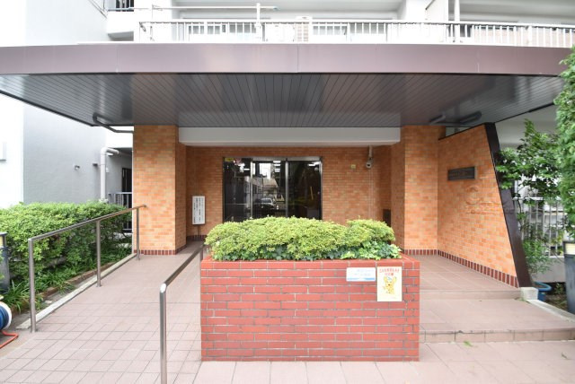 【エントランス】 | 日商岩井芦花公園マンション | マンションの「顔」ともいうべきエントランス部分です。～即日のご見学可能～　お問合せはお気軽に。