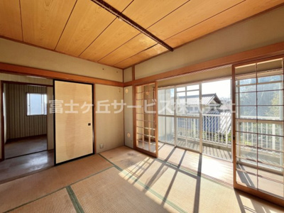 【寝室】 | 磐田市見付河原町　中古住宅 | 2階の和室6帖、縁側付き