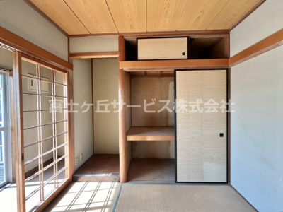 【寝室】 | 磐田市見付河原町　中古住宅 | 床の間と押入れがあります