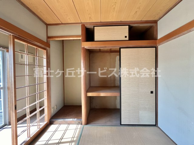 【寝室】 | 磐田市見付河原町　中古住宅 | 床の間と押入れがあります