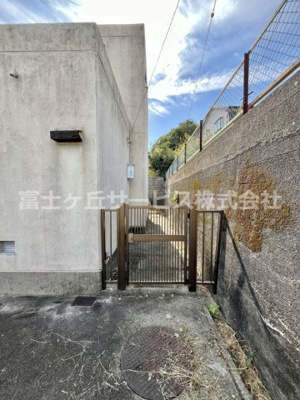 【周辺】 | 磐田市見付河原町　中古住宅 | 擁壁があります