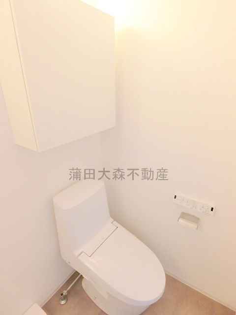 GENOVIA(ジェノヴィア大森町のトイレ|棚収納と温水洗浄便座付きのトイレ　