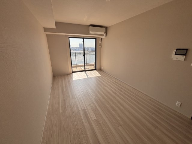 ゆとりある10.5帖の主寝室です。便利なウォークインクローゼット付きで収納力も豊富です。大きな窓からは開放的な眺望が広がり、心地よい空間となっています。