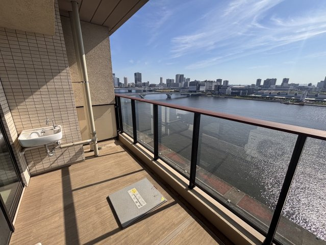 開放的な南東側バルコニーです。目の前にはウォーターフロントの美しい景色が広がり、心地よい風と明るい光を感じられるプライベート空間となっています。便利なスロップシンクも完備しています。
