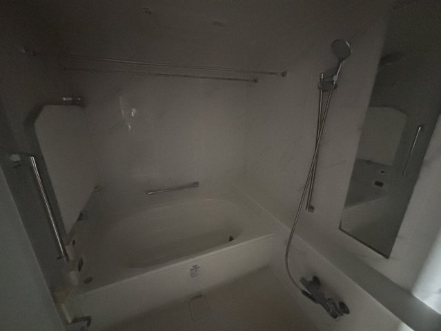 日常の疲れを癒すゆったりとしたバスルーム。清潔感のある落ち着いたデザインです。
