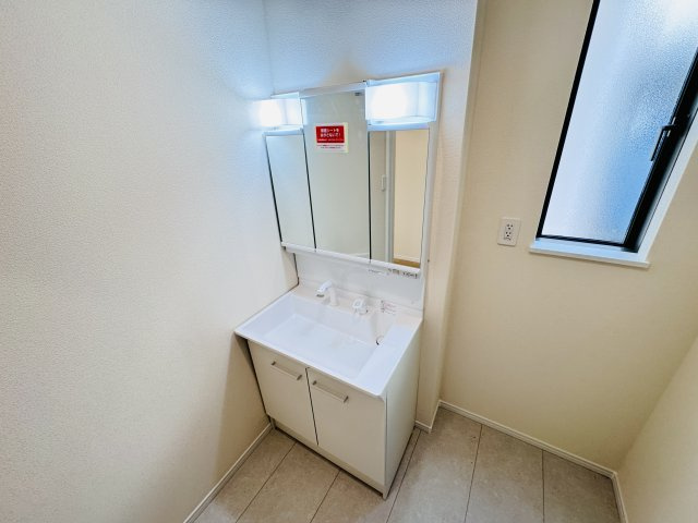 松戸市樋野口新築戸建【中部小学校：10分】の独立洗面台|シャワーヘッド付き三面鏡洗面化粧台