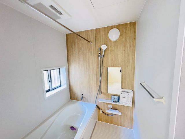 松戸市樋野口新築戸建【中部小学校：10分】の浴室|スライド式シャワーホルダー・手元で水流切り替えシャワーヘッド