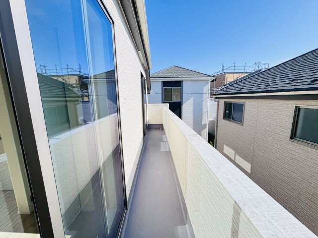 松戸市樋野口新築戸建【中部小学校：10分】のバルコニー|南東向きワイドバルコニー・日当たり良好♪