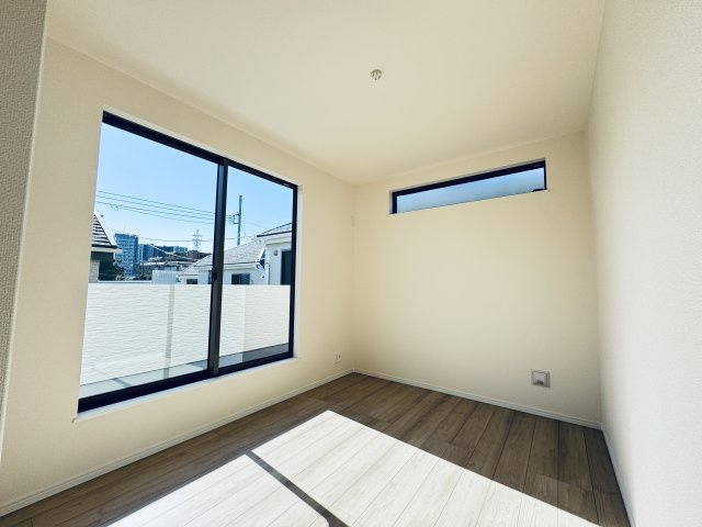 松戸市樋野口新築戸建【中部小学校：10分】の子供部屋|5.13帖洋室・南東側バルコニー前の明るいお部屋です♪