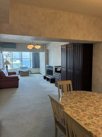 熱海プラザの居間・リビング|お部屋は東向き約73㎡です。