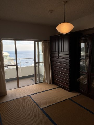 熱海プラザの和室|こちらにも窓があり、室内からでも海を眺められます。