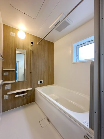 佐伯区薬師が丘4丁目 No.1の浴室|浴室乾燥機付きの浴室☆
ユニットバスは、気密性にも優れています。そのため、冬場でもお湯が冷めにくく、暖かい空間を維持することができます。