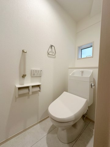 佐伯区薬師が丘4丁目 No.1のトイレ|1階ウォシュレットトイレ☆
各階にウォシュレットトイレがついています♪