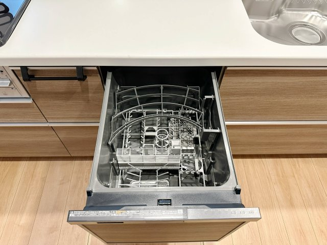 佐伯区薬師が丘4丁目 No.1のキッチン|4人から5人分の食器洗浄乾燥機☆
水道代の節約にもなり、家事の時短もできる優れ物です♪
スライド式で上から全体が見えるため食器の出し入れもスムーズです♪