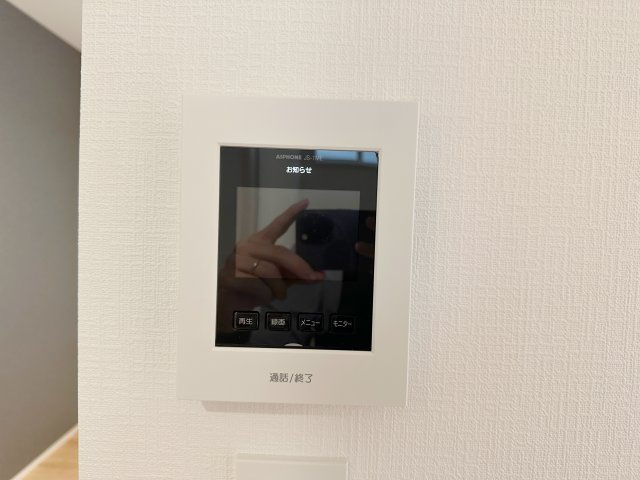 佐伯区薬師が丘4丁目 No.1の防犯設備|ドアホン☆
来客があったとき、室内からカメラやマイクを使って相手や用件を確認できます。相手を事前に確認することができ、訪問販売対策や防犯面でも役に立つアイテムです♪