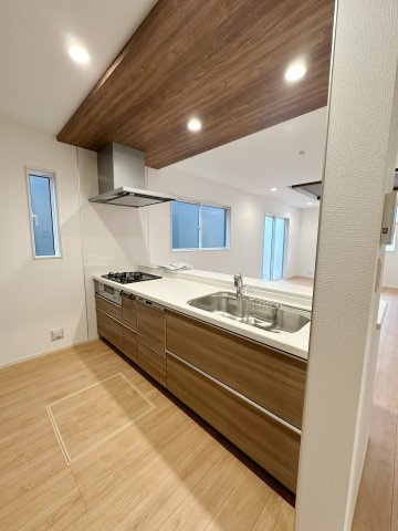 佐伯区薬師が丘4丁目 No.1のキッチン|人造大理石天板使用のシステムキッチン☆
人造大理石天板は水垢が付きにくく汚れが落ちやすいのでお手入れも楽ちんです♪