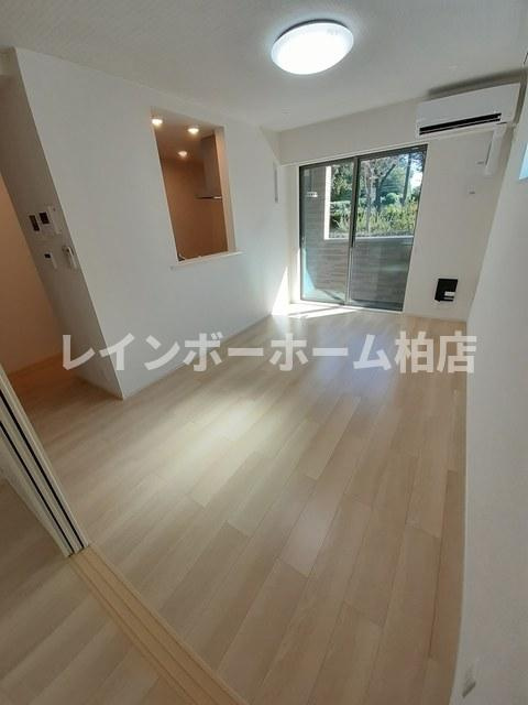 特典：仲介手数料が50％OFFです‼の居間・リビング
