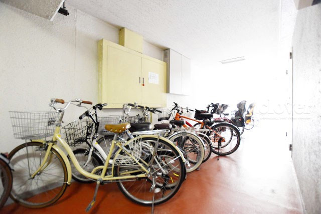 【駐輪場】 | ロイヤルハイツ三田 | 駐輪場スペース。空きの有無などは、個別にお問合せください。～即日のご見学可能～　お問合せはお気軽に。
