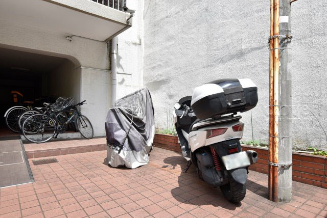 【駐車場】 | ロイヤルハイツ三田 | バイク置き場。空きの有無などは、個別にお問合せください。～即日のご見学可能～　お問合せはお気軽に。