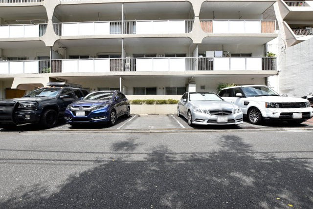 【駐車場】 | ロイヤルハイツ三田 | 駐車場スペース。空きの有無などは、個別にお問合せください。～即日のご見学可能～　お問合せはお気軽に。