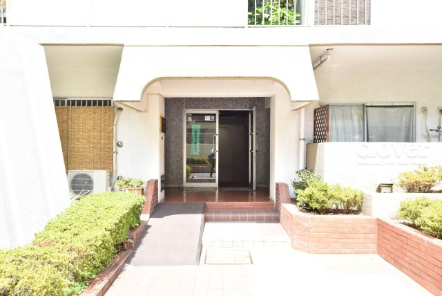 【エントランス】 | ロイヤルハイツ三田 | マンションの「顔」ともいうべきエントランス部分です。～即日のご見学可能～　お問合せはお気軽に。