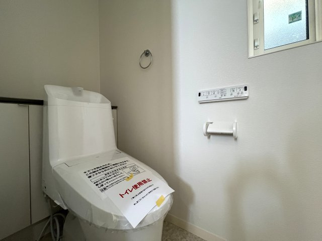 電動シャッターに床暖房！設備はもちろんのことこれが蔵のある家⌂収納がたーーっぷりで大荷物さん必見です！！明るすぎるリビングにウッドデッキで最高の休日を演出♪な【南区六ッ川4丁目】リノベーション戸建のトイレ|落ち着いた色調のトイレです