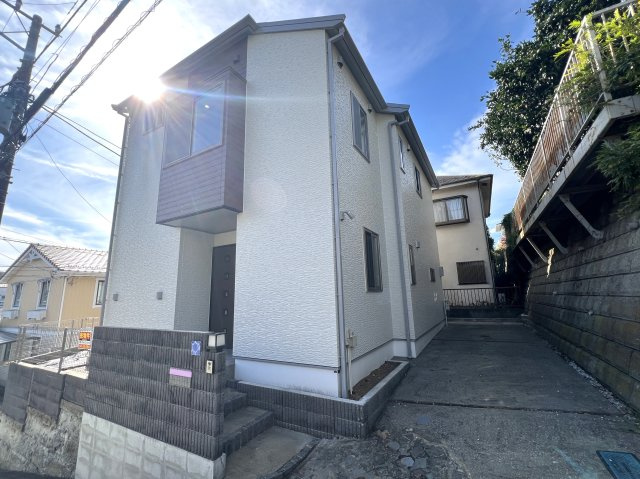 電動シャッターに床暖房！設備はもちろんのことこれが蔵のある家⌂収納がたーーっぷりで大荷物さん必見です！！明るすぎるリビングにウッドデッキで最高の休日を演出♪な【南区六ッ川4丁目】リノベーション戸建の外観|落ち着いた雰囲気の外観です