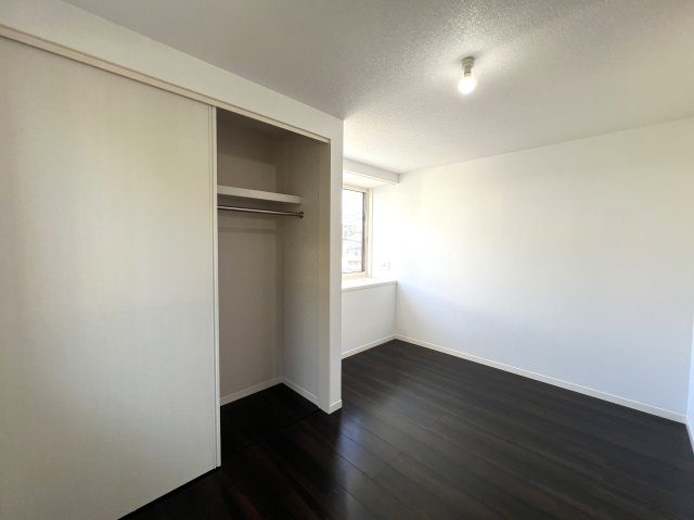 電動シャッターに床暖房！設備はもちろんのことこれが蔵のある家⌂収納がたーーっぷりで大荷物さん必見です！！明るすぎるリビングにウッドデッキで最高の休日を演出♪な【南区六ッ川4丁目】リノベーション戸建の洋室|ゆったりした洋室です