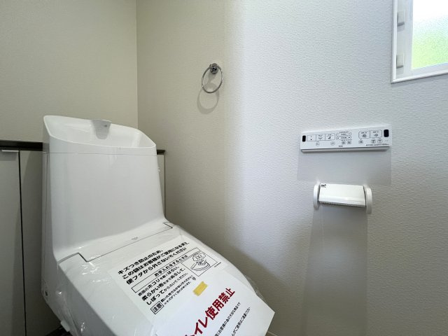 電動シャッターに床暖房！設備はもちろんのことこれが蔵のある家⌂収納がたーーっぷりで大荷物さん必見です！！明るすぎるリビングにウッドデッキで最高の休日を演出♪な【南区六ッ川4丁目】リノベーション戸建のトイレ|トイレもきれいです