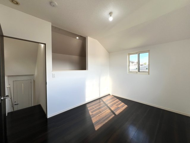 電動シャッターに床暖房！設備はもちろんのことこれが蔵のある家⌂収納がたーーっぷりで大荷物さん必見です！！明るすぎるリビングにウッドデッキで最高の休日を演出♪な【南区六ッ川4丁目】リノベーション戸建の洋室|使い勝手のいい洋室です