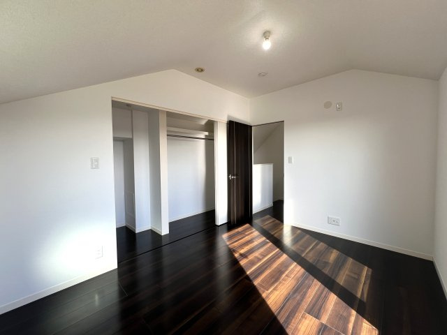 電動シャッターに床暖房！設備はもちろんのことこれが蔵のある家⌂収納がたーーっぷりで大荷物さん必見です！！明るすぎるリビングにウッドデッキで最高の休日を演出♪な【南区六ッ川4丁目】リノベーション戸建の洋室|きれいな洋室です