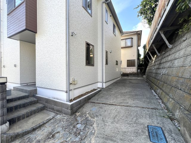 電動シャッターに床暖房！設備はもちろんのことこれが蔵のある家⌂収納がたーーっぷりで大荷物さん必見です！！明るすぎるリビングにウッドデッキで最高の休日を演出♪な【南区六ッ川4丁目】リノベーション戸建の駐車場|カースペースがあります