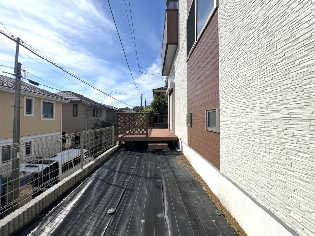 電動シャッターに床暖房！設備はもちろんのことこれが蔵のある家⌂収納がたーーっぷりで大荷物さん必見です！！明るすぎるリビングにウッドデッキで最高の休日を演出♪な【南区六ッ川4丁目中古戸建】の庭|お庭で自由な時間を過ごせます