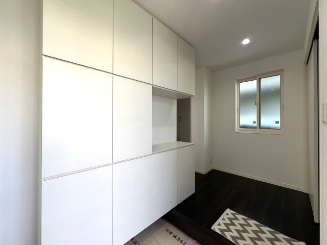 電動シャッターに床暖房！設備はもちろんのことこれが蔵のある家⌂収納がたーーっぷりで大荷物さん必見です！！明るすぎるリビングにウッドデッキで最高の休日を演出♪な【南区六ッ川4丁目】リノベーション戸建の玄関|毎日通る玄関はこちらです