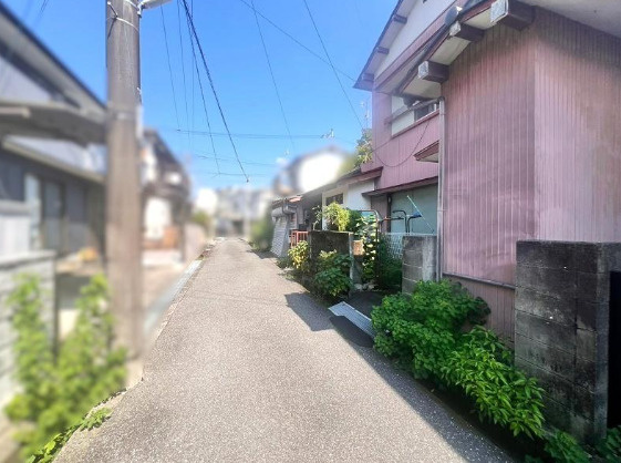 「2駅利用可の好立地」高知市南竹島町　売地　建築条件無しの周辺|住宅が立ち並ぶ前面道路。
道幅や敷地への出入りなど、日々の生活動線をご確認ください。