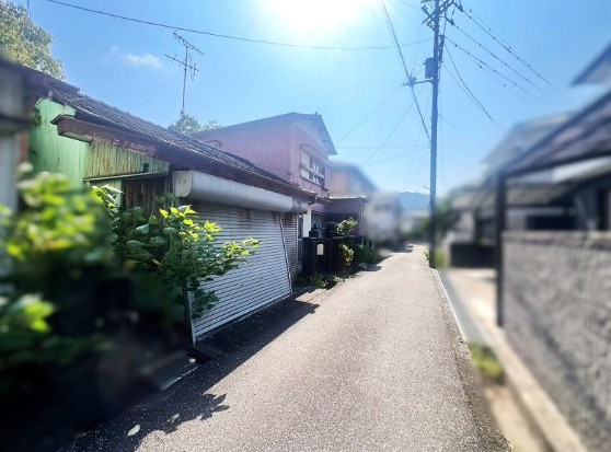 「2駅利用可の好立地」高知市南竹島町　売地　建築条件無しの周辺|反対方向から見た前面道路の様子。
周辺の街並みや、現地までのアクセスもあわせてご覧ください。