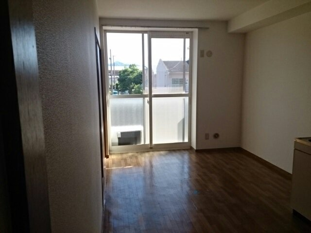 ビーバビラ広川の居間・リビング|使いやすいリビングです