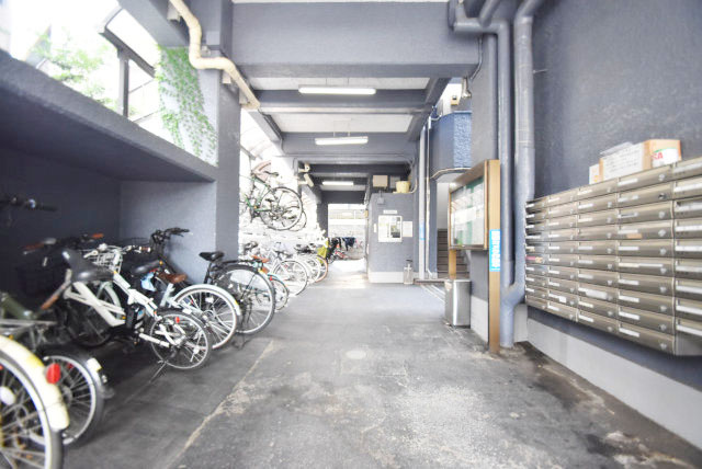 【ロビー】 | 大山コーポサンキョウ | マンションのエントランスに広がるホールの様子。～即日のご見学可能～　お問合せはお気軽に。