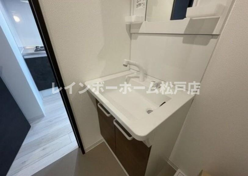 特典：仲介手数料が半額です!!の洗面所|明るい洗面所です