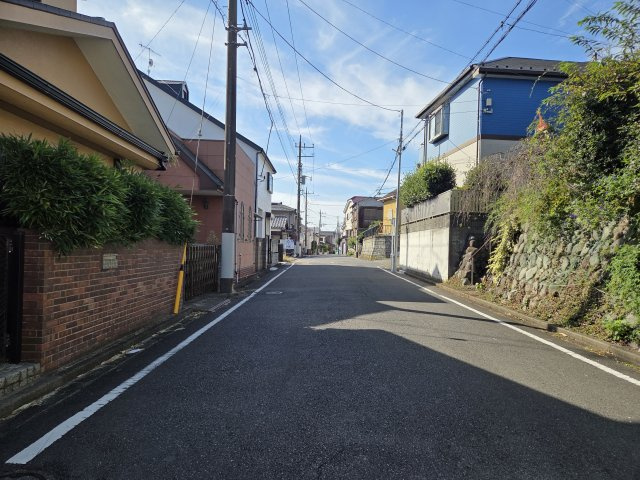 瀬谷区三ツ境土地【三ツ境駅南口徒歩8分/土地面積約30坪/整形地/建築条件なし/生活住環境良好立地】の前面道路含む現地写真