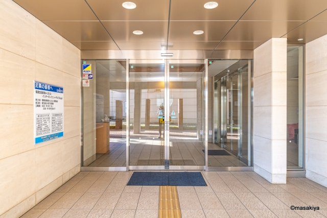 サーパス信濃吉田駅前のエントランス