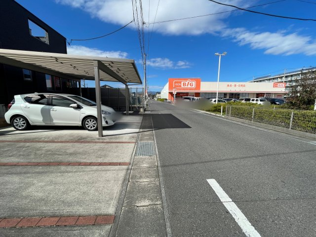 中古戸建・中古住宅　郡山市東原1丁目　富田東小・富田中の前面道路含む現地写真|前面道路は幅員6ｍ！ザ・ビッグすぐ近くで買い物にも便利な立地です！