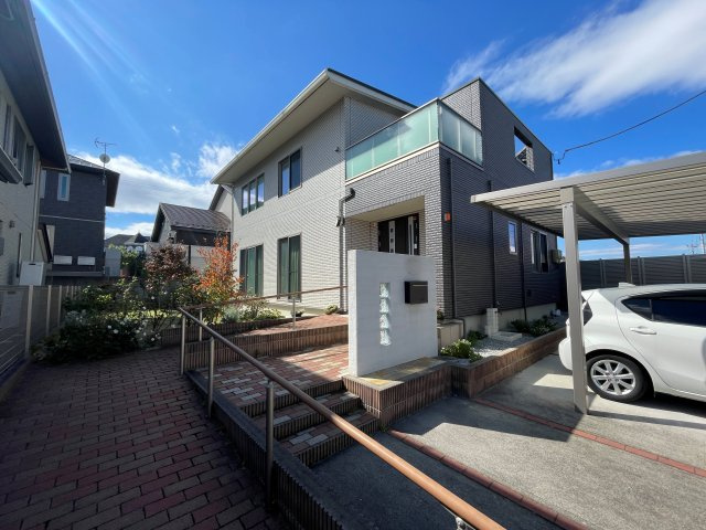 中古戸建・中古住宅　郡山市東原1丁目　富田東小・富田中の外観|階段+スロープ付きなので車いすや小さなお子様がいても安心の玄関までの動線です！
