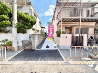 【外観】 | 緑町２丁　新築一戸建 | 駐車２台可能！愛車の置き場所に困らないですね♪広々駐車スペースはママやお子様の自転車も停められますね！
