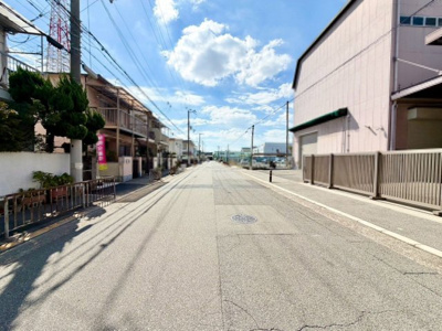 【前面道路含む現地写真】 | 緑町２丁　新築一戸建 | シューズインクロークがついています。靴の収納はもちろん、お子様の遊び道具やベビーカーの収納などスッキリ片付きますね。