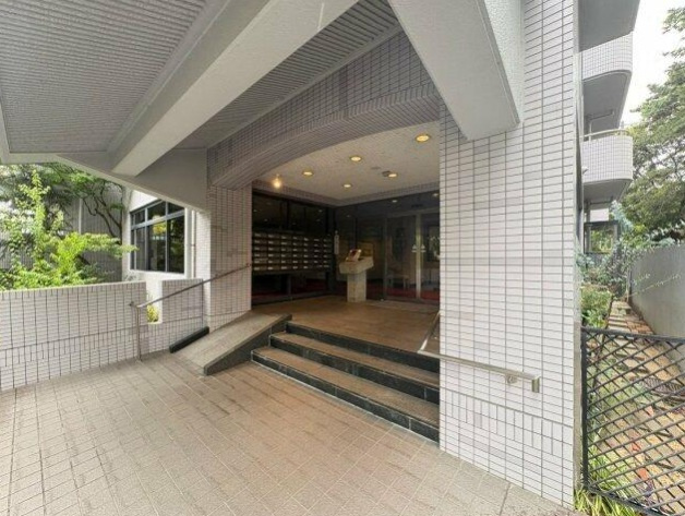 白鷹松下町マンションのエントランス