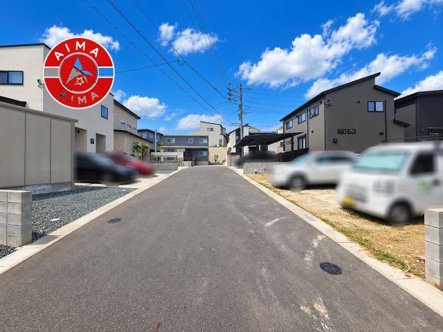 糟屋郡須恵町須恵第10-1棟（C-8号棟）の前面道路含む現地写真|前面道路は閑静な住宅地をはしる車通りの少ない道路。お車の出し入れが苦手なママや小さなお子様にも安心ですね。しっかり舗装もされているので、ベビーカーや自転車で通っても快適に通行できます。